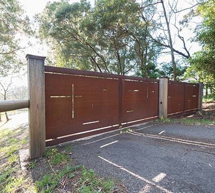 corten-gate-gn-dr-062-simple-designed-driveway-gates